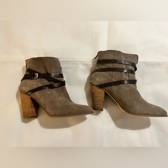 NWT women’s size 10 western bootie wooden heeled ankle bootie tan cowgirl strap - Picture 1 of 10